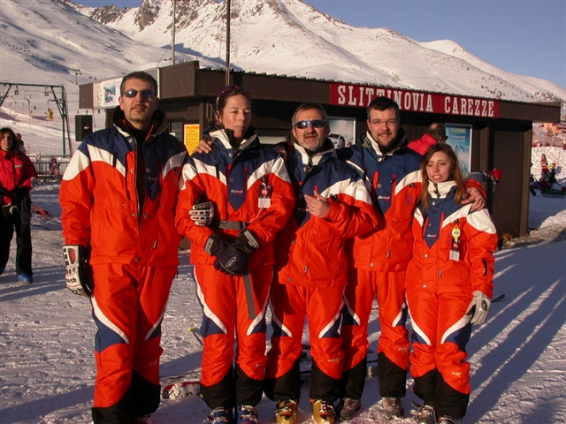 Silvano, da sinistra, con il gruppo di guide.